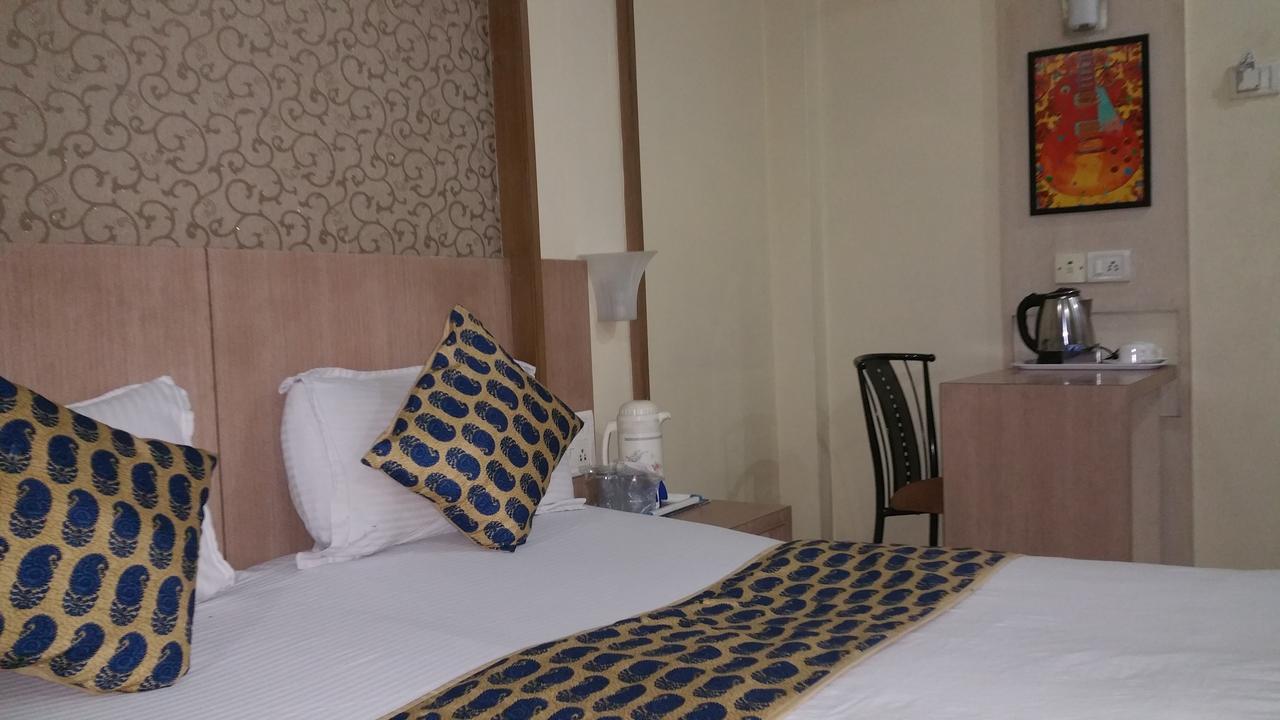 Hotel Panchratna Панвел Екстериор снимка